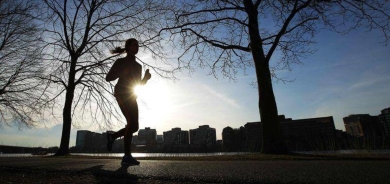 المشي إلى الخلف مفيد لصحتك