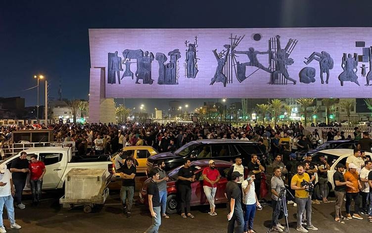 تلبية لزعيمهم.. الصدريون يتجمهرون بساحة التحرير في بغداد