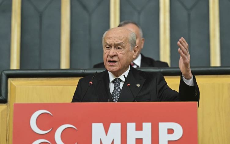 Bahçelî bangî Serokê Dadgeha Destûrê kir: ‘Heke tu mêr î here Qendîlê’