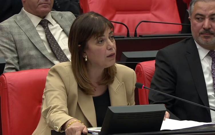 Beştaşê bertekeke tund da parlamenterê AK Partiyê: Terorîst bavê te ye!