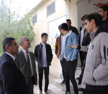 بەڕێوەبەری گشتی ڕەوشی قوتابخانەکانی سنووری پەروەردەی خەبات بەسەر دەکاتەوە