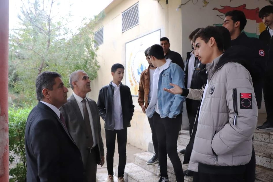 بەڕێوەبەری گشتی ڕەوشی قوتابخانەکانی سنووری پەروەردەی خەبات بەسەر دەکاتەوە