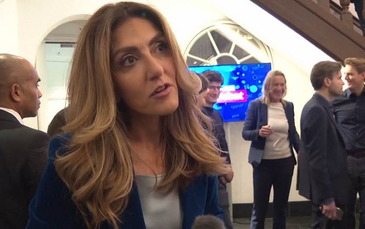 Di rojeva hilbijartinên Holandayê de penaber hene: Berbijêra Kurd a penaber li pêş e