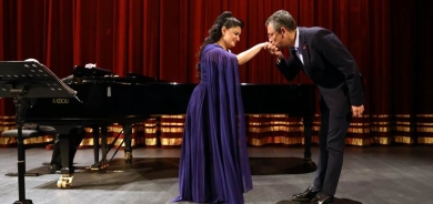 Turkish Opposition Leader Sparks Controversy by Kissing Hand of Kurdish Singer; Nationalists Express Outrage