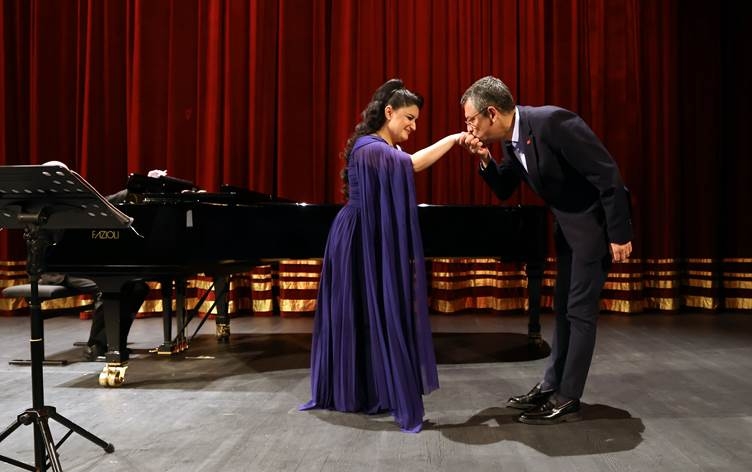 Turkish Opposition Leader Sparks Controversy by Kissing Hand of Kurdish Singer; Nationalists Express Outrage