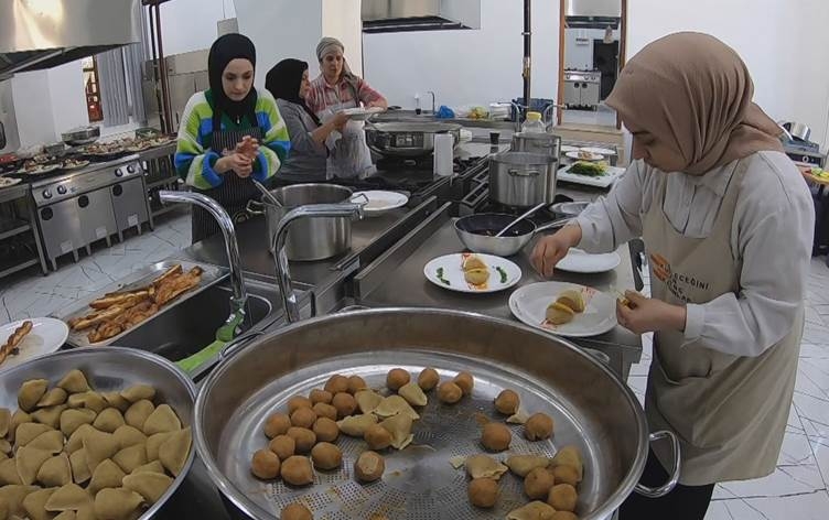AMED - Odeya Bazirganiyê xwarinên Kurdî fêrî jinan dike: ‘Xwarinên Kurdî gelekî xweş in’