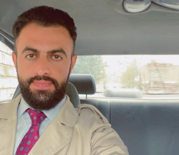 پەیوەندی کەسی و خزمایەتی ئامرازێکە بۆ دەسکەوتنی کار سەرەڕای هەبوونی بڕوانامە و شارەزایی .