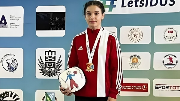 Keça Kurd dîsa bû qehremana cîhanê