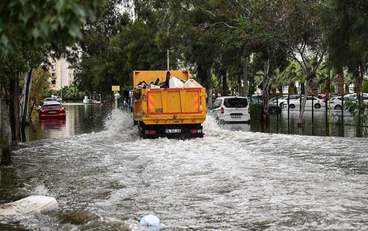 Deryaya Egeyê di ser re çû: Îzmîr di bin avê de ma