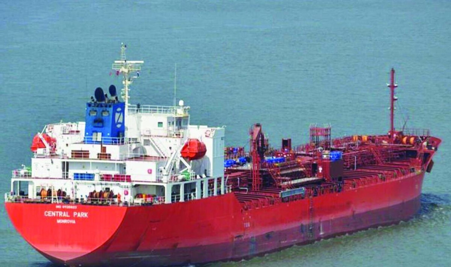 قرصنة في خليج عدن... وقصف على مطار دمشق