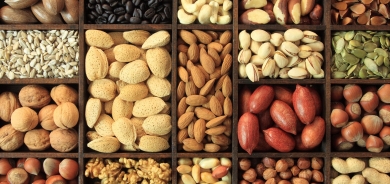 هل المكسرات أكثر فائدة من البيض في الفطور؟ علماء يجيبون