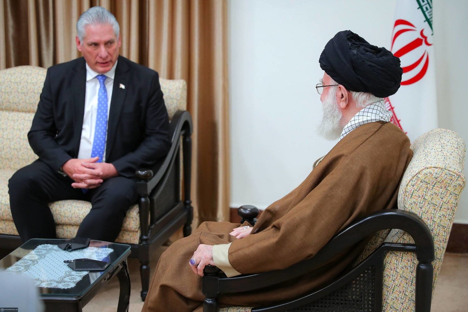 خامنئي يدعو كوبا لتشكيل «ائتلاف عالمي» ضد أميركا