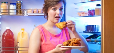 كيف يسبب تناول الوجبات الخفيفة قبل النوم زيادة الوزن؟