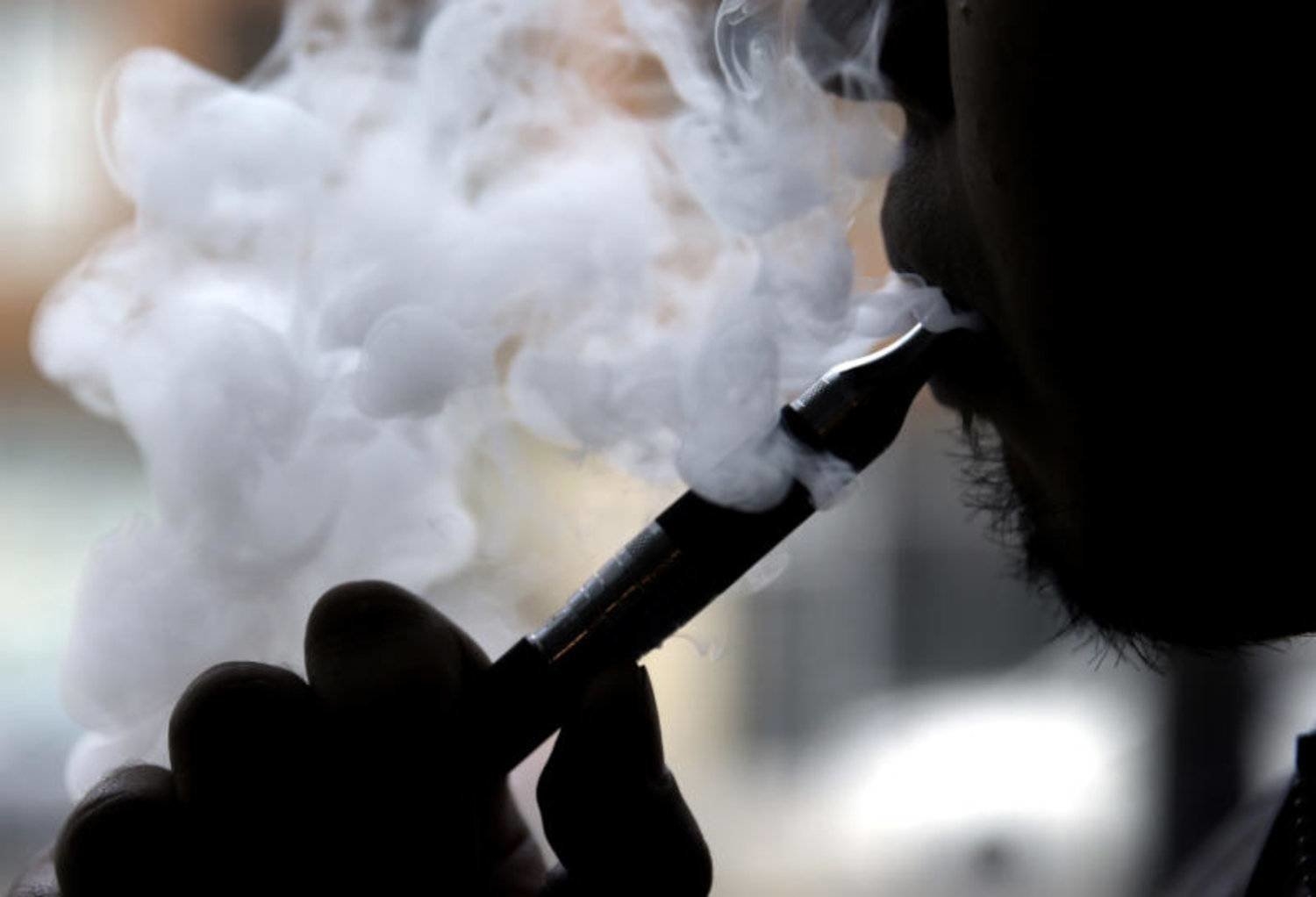 عالِم فرنسي: بدائل التدخين تخفّض وفياته ولا تخلو من المخاطر