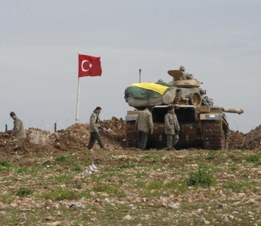 بەهۆی تەقەی هێزەکانی پاسەوانی سنووری تورکیا بەرەو پەناخوازان، منداڵێک گیانی لەدەست دا