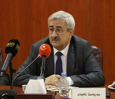 سەربەست ئامێدی  سەرۆكی پێشووی كۆمیسیۆنی باڵای هەڵبژاردنەكانی عێراق:     لە دامەزراندنی ئەنجومەنی دامەزراندنی دەوڵەتی عێراقدا لە كۆی 100 كورسی 30 كورسیی كۆتا بووە