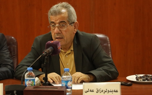 عەبدولڕەزاق عەلی   ئەندامی بازنەی گفتوگۆ:     كۆتای پێكهاتەكان لەپاڵ كۆتای ژناندا دوو سیمای عەدالەتخوازانەی ئەزموونی حوكمڕانی و پەیڕەوكردنی دیموكراسین لە هەرێمی كوردستاندا