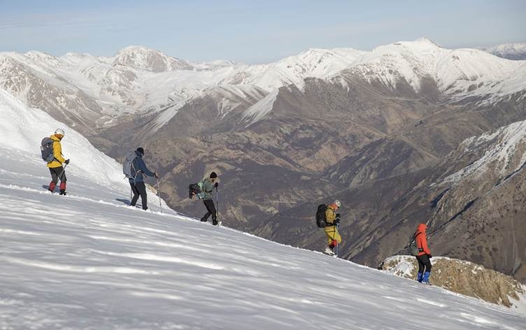 DÊRSIM - Çiyayê Tûjik ku bi berfê xemiliye geştyaran ber bi xwe ve dikişîne