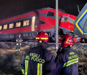 بەهۆی پێکدادانی دوو شەمەندەفەر ١٧ کەس بریندار بوون.