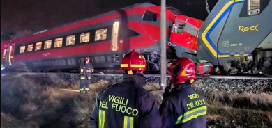 بەهۆی پێکدادانی دوو شەمەندەفەر ١٧ کەس بریندار بوون.