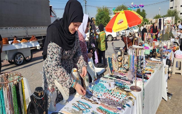 دوو خوشكی  كارامە و دەستڕەنگین