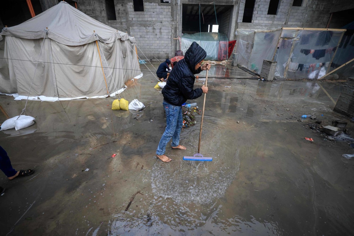 في غزة... الأمطار تفاقم معاناة النازحين وتزيد المخاوف من الأمراض