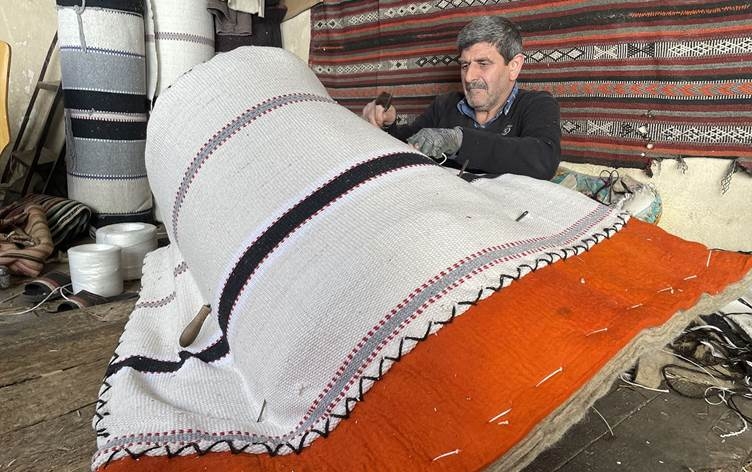 Li Xarpêtê hostayekî 69 salî kurtanan çêdike: ‘Ev pîşe dê bi min re bimire’