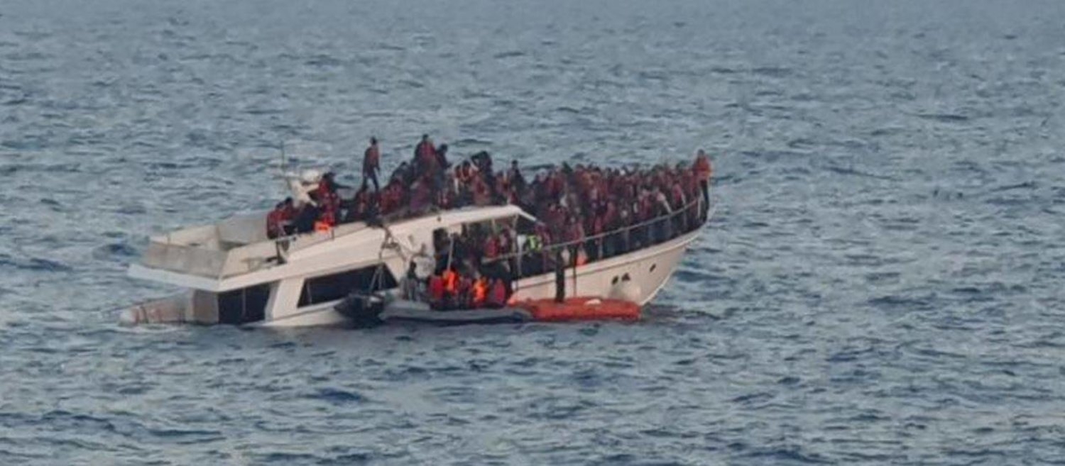 إنقاذ 51 شخصاً إثر غرق قارب مهاجرين قبالة السواحل اللبنانية