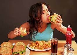 طرق تجنبك الإفراط في تناول الأطعمة