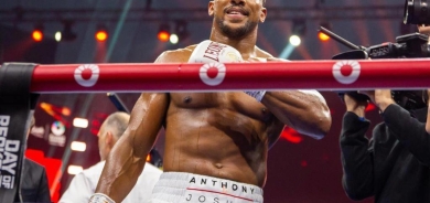 قبضة البريطاني جوشوا الأسطورية تنهي «النزال الحاسم» في دقائق