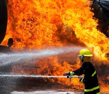 بەهۆی تەقینەوە لە کۆمەڵگەیەکی پیشەسازی لە ئەندەنوسیا ١٢ کەس گیانیان لەدەستدا