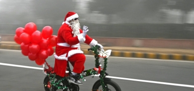 لماذا يتتبع الجيش الأميركي تحركات سانتا كلوز لتوزيع مليارات الهدايا حول العالم؟