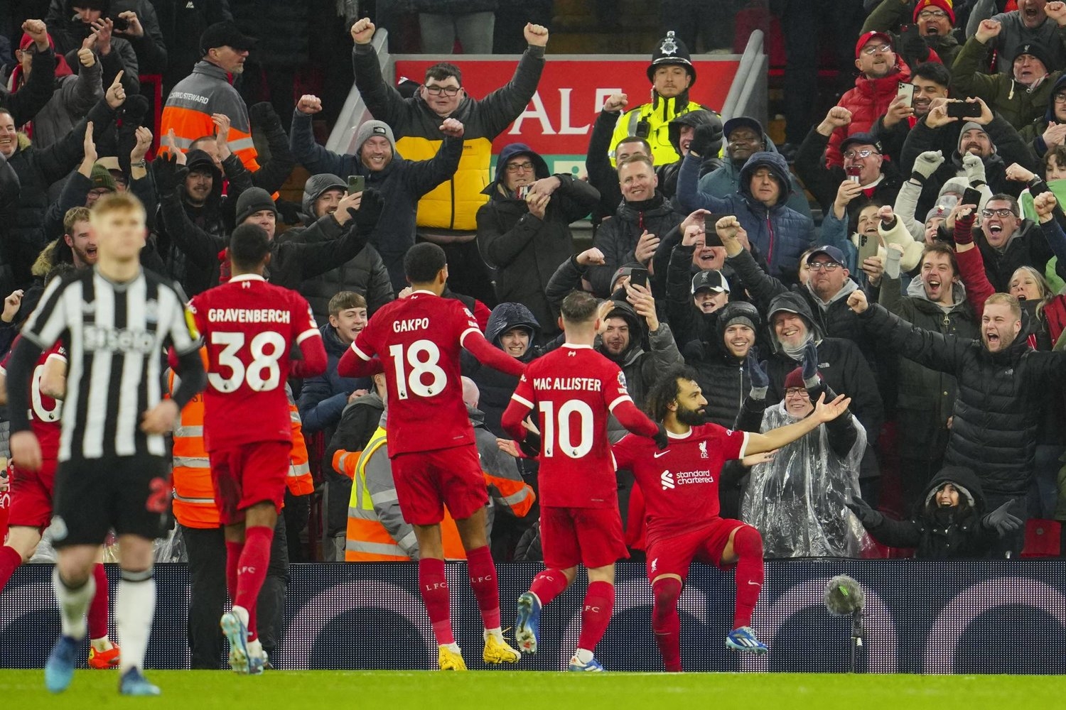 «البريميرليغ»: ليفربول يتصدر برباعية في نيوكاسل… وصلاح يخطف الأضواء
