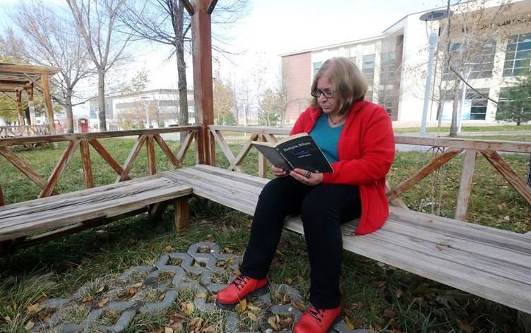 MÛŞ - Jinekê di 64 saliya xwe de dest bi zanîngehê kir