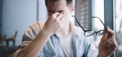 ضعف الرؤية بعد سنّ الأربعين... الأسباب والحلول