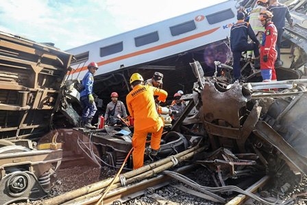 ثلاثة قتلى و28 جريحاً في تصادم بين قطارين في إندونيسيا