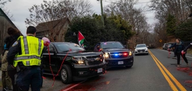 Xwepêşanderan ji ber şerê li Xezeyê boyaxa sor avêt otomobîla Blinken