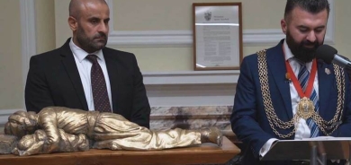 Peykerê Omerê Xewar li avahiyeke fermî ya Brîtanyayê hat danîn