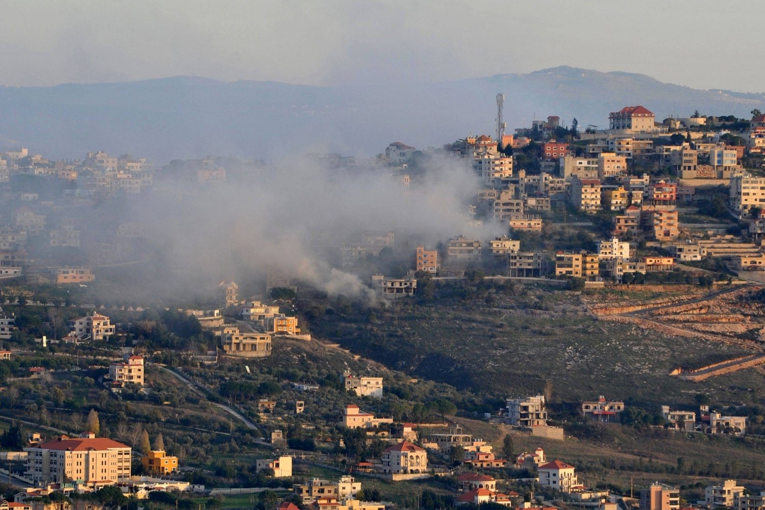 إسرائيل تستعرض جوياً فوق لبنان... والتوتر يزيد التعطيل التربوي