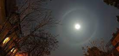 ما سبب ظهور هالة للقمر؟