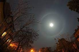 ما سبب ظهور هالة للقمر؟