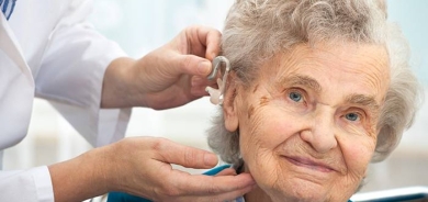 دراسة: وسائل المساعدة السمعية تقلل احتمالات الإصابة بخرف الشيخوخة