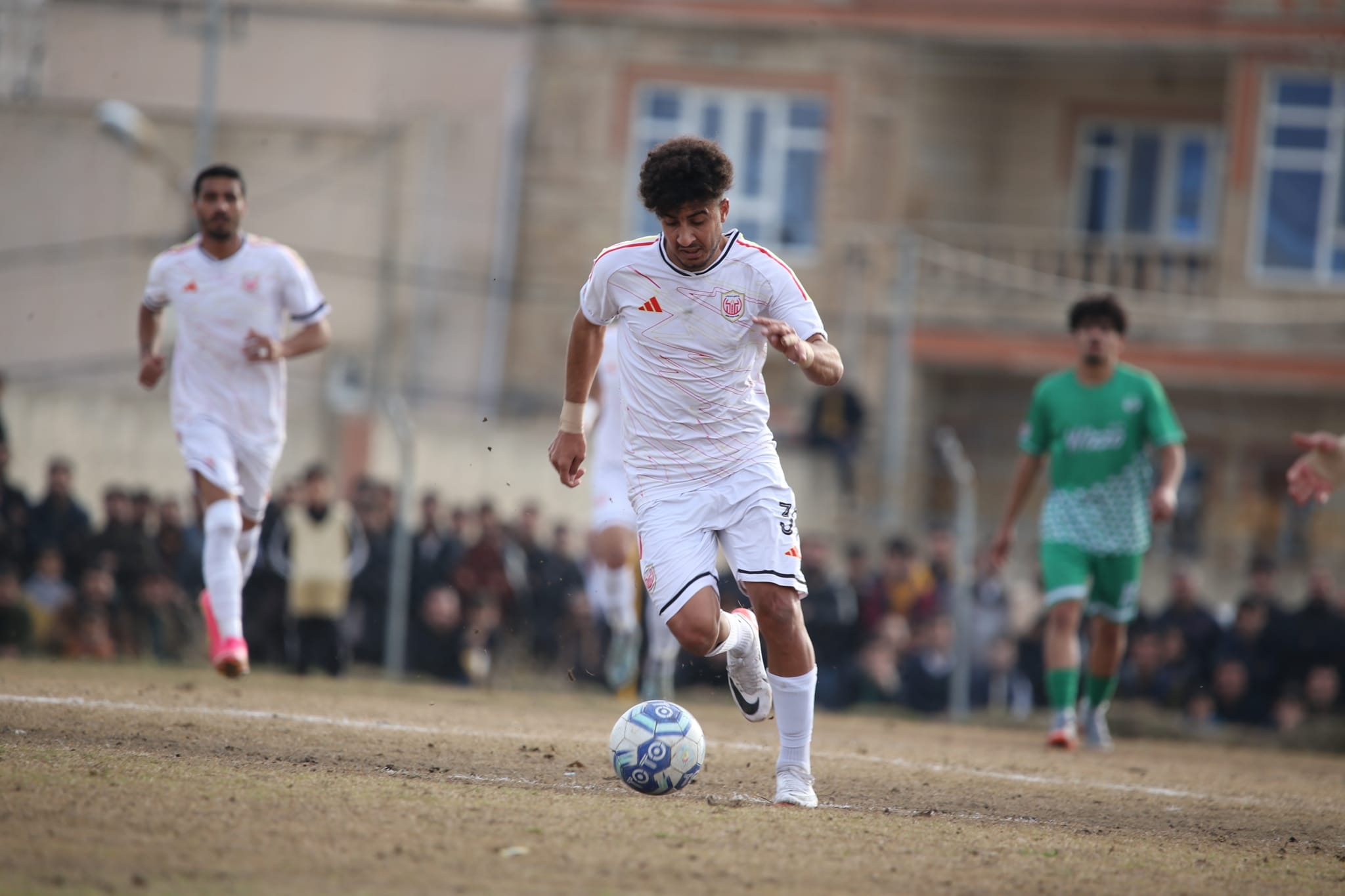 ئاكرێ بەرەو لوتكە هەنگاو دەنێ