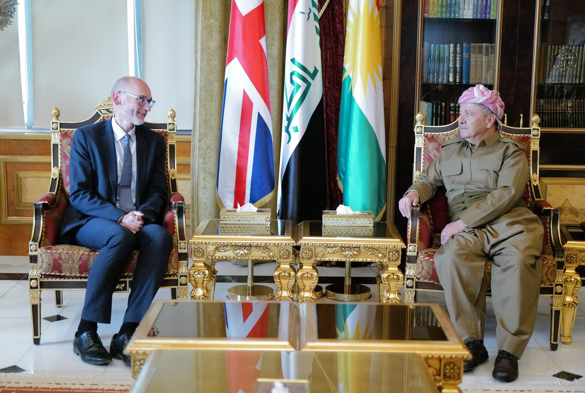 ســــەرۆک بـــارزانی پێشوازی لە باڵیۆزی بریتانیا لە عێراق دەکات