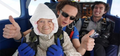 ئافرەتێكی بە تەمەن سەركێشیی بازدان دەكات