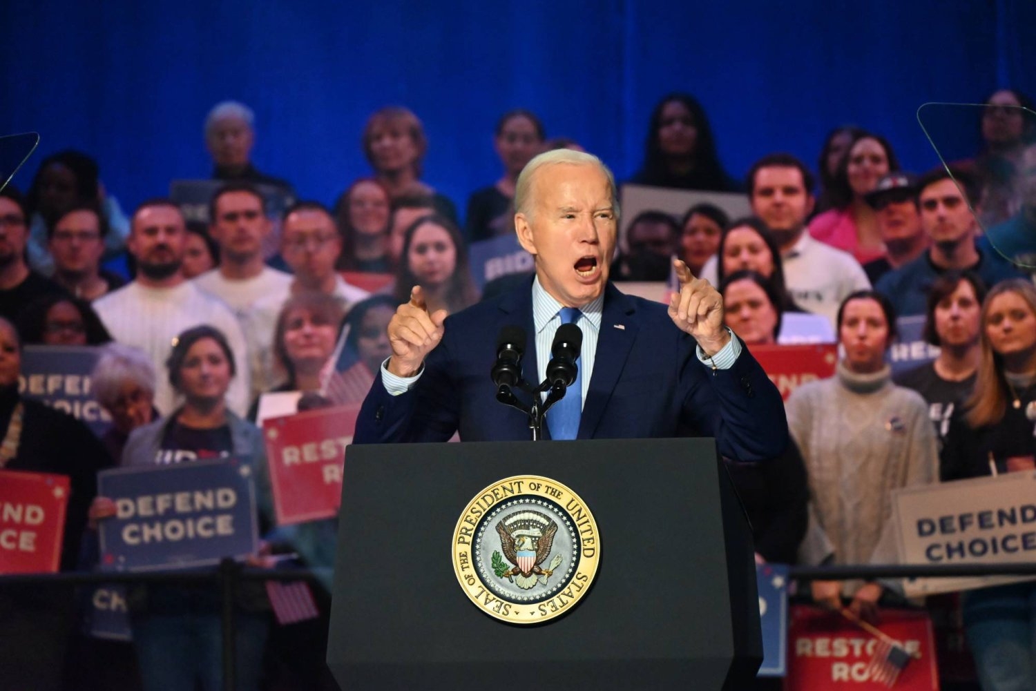 بايدن يحذّر من خطر يهدد الديمقراطية بعد فوز ترمب في نيوهامبشر