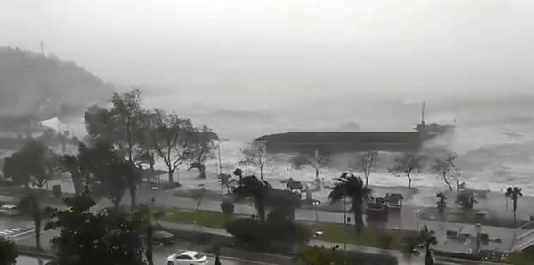 Keştiyeke Tirkiyeyê bin av ket