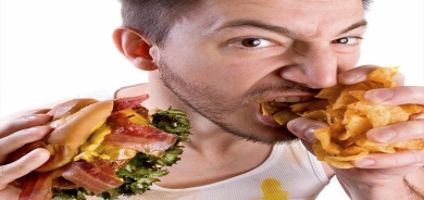 انتبه... تناول الأكل بسرعة يرفع مستويات السكر في الدم !