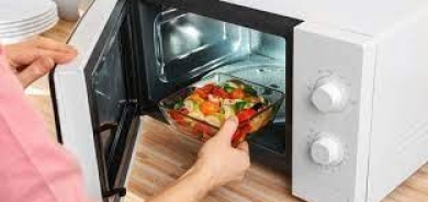 طبيبة: لا صلة بين المايكروويف ومرض السرطان