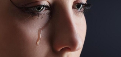 هل البكاء مفيد أم مضرّ للعين؟ تقرير يجيب